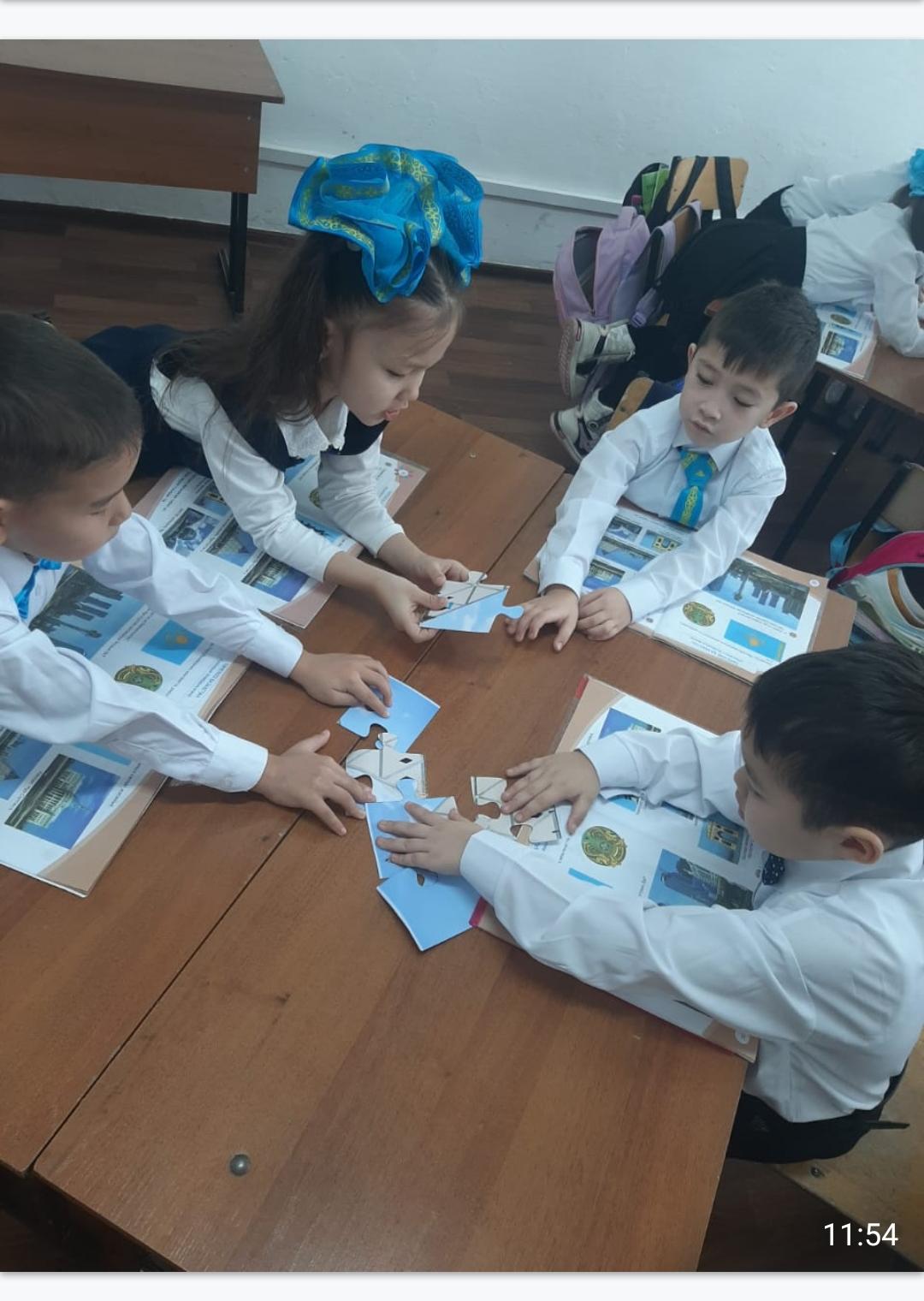 "Тәуелсіздік туы аясында !" атты тәрбие сағаты.